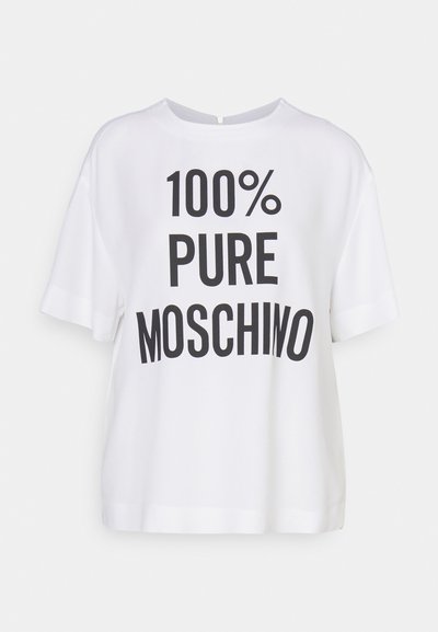 Balta trumpa rankovėmis marškiniai, pagaminti iš švelnios medžiagos, su dideliu juodu užrašu: "100% PURA MOSCHINO" ant priekio. Paprastas, laisvas fasonas.