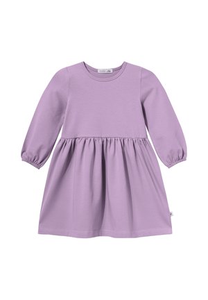 Fioletowa sukienka dla malucha z długim rękawem, marszczonym pasem i okrągłym dekoltem, wykonana z miękkiego, lekkiego materiału.