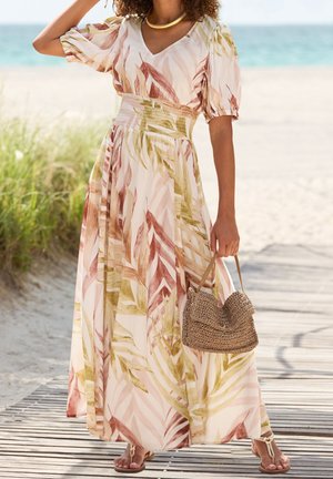 Vestido maxi con escote en V, mangas abullonadas y cintura fruncida. Presenta un patrón de hojas rosas y verdes sobre un fondo claro. Bolso tejido.