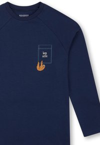 Sweatshirt bleu marine à manches longues avec une poche avant, présentant une illustration imprimée d'une main et le texte "reste actif" en couleurs contrastées.