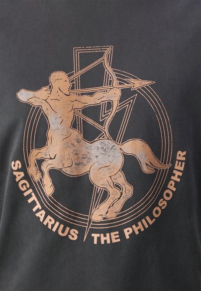 Neil Barrett DROPPED SHOULDER ROCK BAND ZODIAC SAGITTARIUS - Camiseta estampada - black