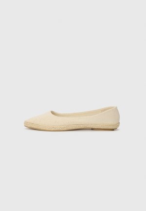 Ballerines beige avec une tige en tissu texturé et une semelle en jute tissée. Bout arrondi fin et design à faible décolleté. Construction légère.