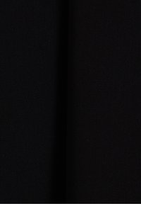 Tissu noir à texture lisse, présenté en plis. La surface semble légèrement texturée avec une couleur uniforme et sans motifs visibles.