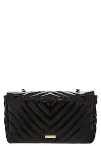 Svart patenterad läderhandväska med ett vadderat chevronmönster, guldfärgade detaljer och rektangulär form. Har en dragkedjestängning.