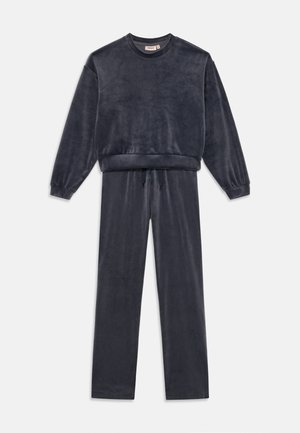 Donkergrijze velours sweatshirt met lange mouwen en ronde hals, samen met bijpassende joggingbroek met trekkoord, plat gelegd op een witte achtergrond.