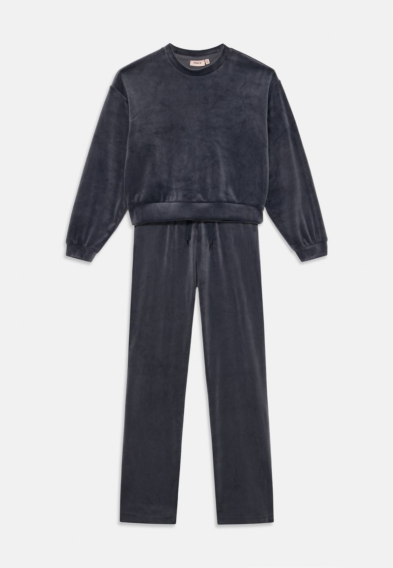 Conjunto de sweatshirt de mangas compridas em veludo cinza escuro com gola redonda e calças com cordão a condizer, dispostos sobre um fundo branco.