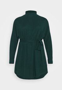 Abito lungo a maniche nere, verde scuro, con scollo alto e vita cintata. Tessuto morbido, vestibilità comoda e dettaglio dell'orlo curvo.