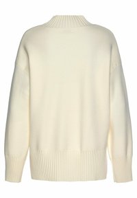 Cremefarbenes Strickpullover mit geripptem Stehkragen und Bündchen, der eine lockere Passform und eine glatte Textur aufweist.