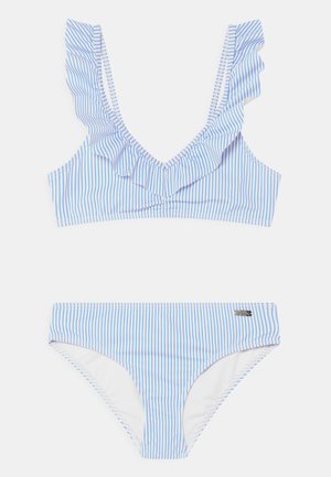 Ensemble de bikini rayé bleu et blanc avec encolure à volants et haut triangulaire. Le bas présente un design assorti et une couverture modérée.
