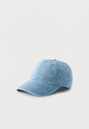 Lyseblå denim baseballkasket med små hvide mønstre på en ensfarvet hvid baggrund.