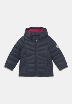 Veste matelassée bleu marine avec fermeture éclair à l'avant, capuche et doublure rose. Comprend un design matelassé, deux poches avant et un badge logo sur la manche.