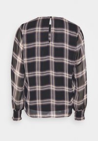 Blouse noire à carreaux transparente à manches longues avec des rayures bleues et beiges, ouverture en forme de trou de serrure avec fermeture à bouton à l'arrière du cou.