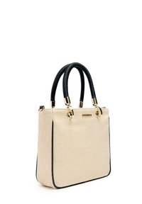 Bolso de mano tejido en marfil con asas de cuerda negra, herrajes dorados y un diseño estructurado. Cuenta con una cremallera en la parte superior y un ribete en contraste.