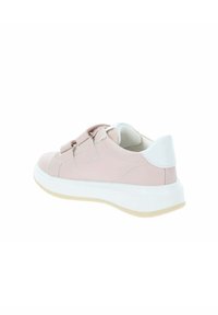 Różowe syntetyczne sneakersy z dwiema regulowanymi paskami na rzep, białymi akcentami, grubą podeszwą i teksturowaną powierzchnią dla lepszej przyczepności. Wyświetlony widok z boku.