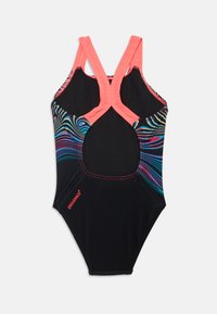 Maillot de bain noir avec un motif de vagues colorées d'un côté et des accents roses. Il présente un design de bretelles croisées et des détails de couture contrastants.