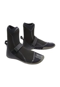 Czarne wodoodporne buty neoprenowe o średniej wysokości, z wzmocnieniem na czubku, rzepem i teksturowaną gumową podeszwą zapewniającą przyczepność.