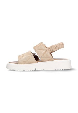 Beige sandaal met open teen, twee brede banden, elastisch achterbandje en dikke, witte, geribbelde zool, zijaanzicht op witte achtergrond.