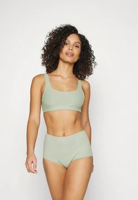 Conjunto de top cropped canelado verde claro e cuecas de cintura alta com alças largas. Feito de tecido macio, apresenta um design simples e sem costuras.