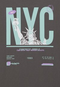 Pilkas marškinėliai su grafiniu dizainu, kuriame yra rašmuo "NYC" turkio spalva, Laivės statulos iliustracija ir teksto elementai purpurinės ir baltos spalvų. Įtrauktas metų "1993" ženklas.