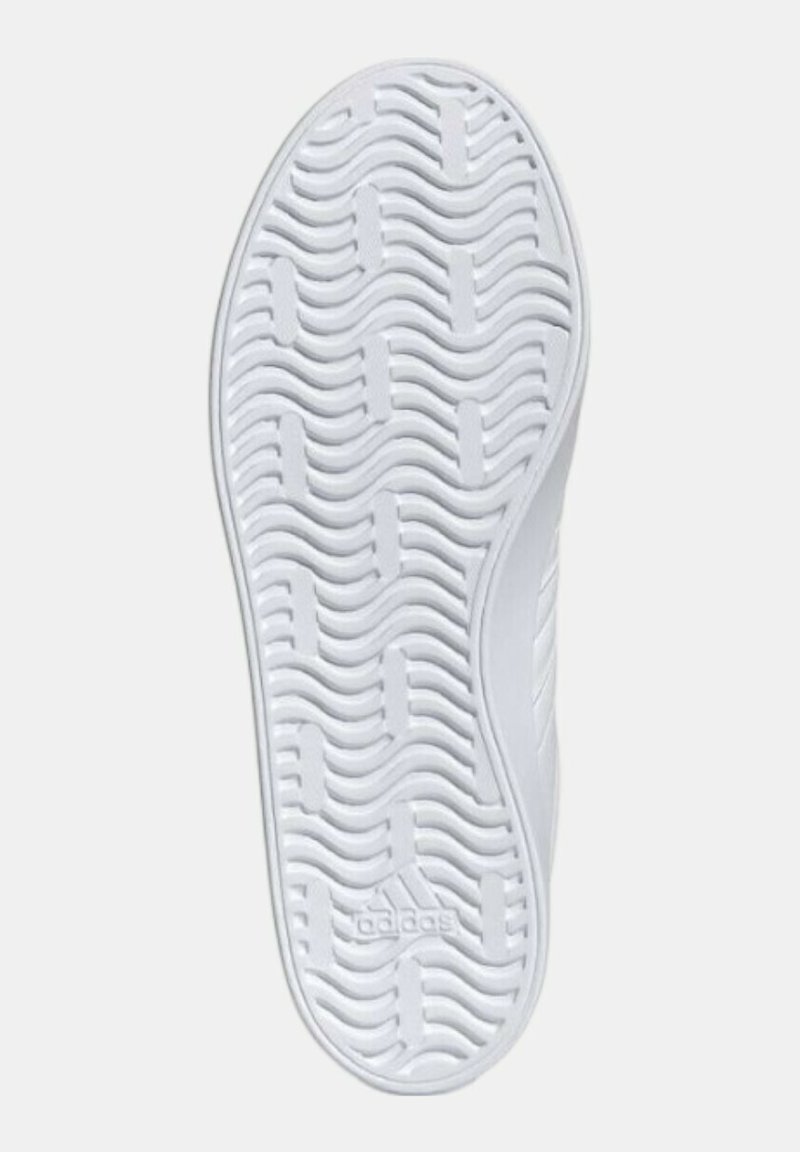 Weiße Gummisohle mit einem wellenförmigen Muster und strukturierten Details, versehen mit einem geprägten Logo. Das Design betont Grip und Flexibilität.