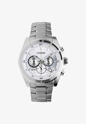 Zilveren horloge van roestvrij staal met een witte wijzerplaat, zwarte subdials en lichtgevende wijzers. Voorzien van een tachymeter en kwartsuurwerk. Waterbestendig tot WR 100.