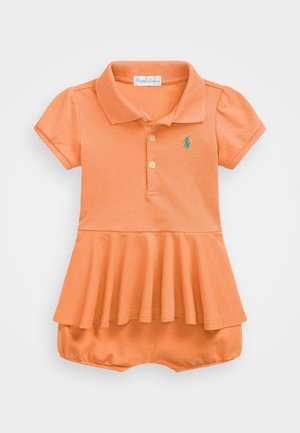 Oranžové polo šaty s krátkými nabíranými rukávy, límečkem, třemi knoflíky, plisovanou sukní a vyšívaným logem na hrudi. Měkký bavlněný materiál.