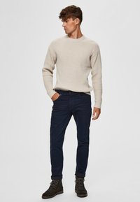 Selected Homme - Pieguloša piegriezuma džinsi - blue black denim Miniatūras attēls 1