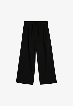 Schwarze weite Hose mit Kordelzugbund, die über eine glatte Textur und genähte Falten verfügt, um eine lockere Passform zu gewährleisten.