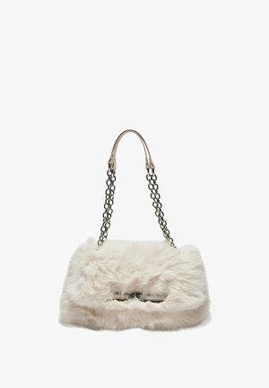 Piccola borsa rettangolare color crema in pelliccia sintetica, con catena in argento e manici in pelle, e chiusura metallica sulla parte frontale.