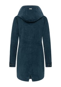 Laivastonsininen hupullinen takki, jossa on teksturoitu pinta, pitkät hihat ja selkämyksessä halkio. Varustettu napillaan hihansuilla ja kauluksessa olevalla merkillä.