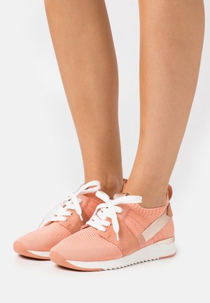 Caprice, Baskets basses - salmon