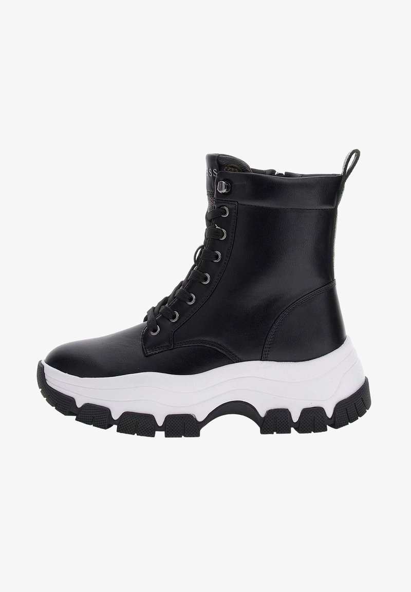 Bottines en cuir noir avec une semelle épaisse noire et blanche, design à lacets et une languette à l'arrière. Surface texturée et détails de couture.