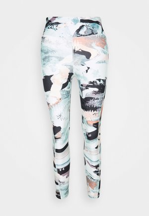 Wysokowaistowe legginsy sportowe z abstrakcyjnym wzorem pastelowych, czarnych i białych plam farby, logo Under Armour w pobliżu kostki.