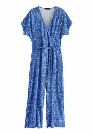 Mono azul de manga corta con escote en V, parte delantera cruzada, cinturón atado a la cintura, pantalones de pierna ancha y patrón floral intrincado.