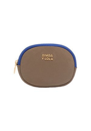 Mała, owalna, brązowa saszetka z niebieskim zamkiem błyskawicznym i złotym logo "BIMBA Y LOLA" z przodu.