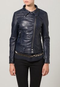 Navy sininen nahkainen moottoripyörätakki, jossa on kaulus, vetoketjukiinnitys edessä ja kaksi sivuvetoketjua. Takki on lyhyt malli ja siinä on napit koristeluna helman kohdalla.