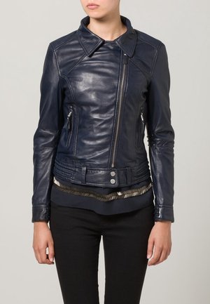 Giubbotto in pelle di colore blu navy da moto con colletto, chiusura a zip frontale e due cerniere laterali. Presenta un design corto e dettagli con bottoni all'orlo.