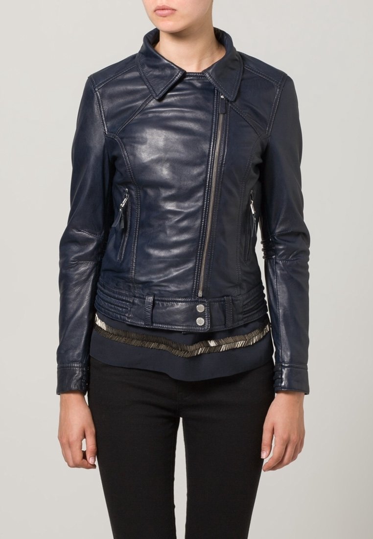 Navy sininen nahkainen moottoripyörätakki, jossa on kaulus, vetoketjukiinnitys edessä ja kaksi sivuvetoketjua. Takki on lyhyt malli ja siinä on napit koristeluna helman kohdalla.