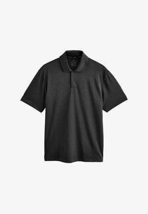 Polo negro con un sutil patrón geométrico, de manga corta y con cuello. Presenta una tapeta de tres botones en el escote.