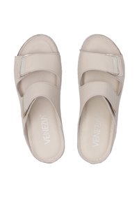 Beige sandalen met twee brede banden en klittenbandsluitingen. Glad leer met een licht gestructureerde zool en gestikte accenten.