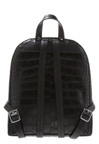 Černý kožený batoh s krokodýlí texturou, nastavitelné popruhy se stříbrnými sponami a horním madlem na nošení.