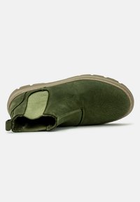 Botín de ante verde con paneles laterales elásticos, parte superior texturizada, puntera redondeada y una suela de goma beige resistente.