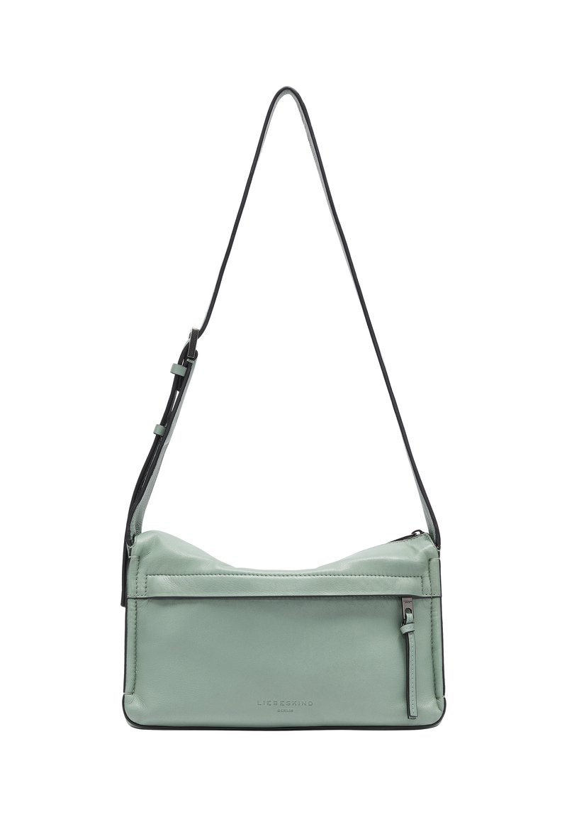 Borsa a spalla verde in pelle con una sola tracolla regolabile, apertura superiore con zip e tasca frontale con dettagli in hardware argentato e logo.