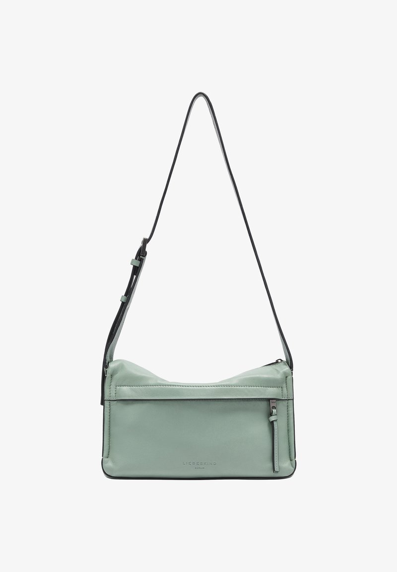 Borsa a spalla verde in pelle con una sola tracolla regolabile, apertura superiore con zip e tasca frontale con dettagli in hardware argentato e logo.