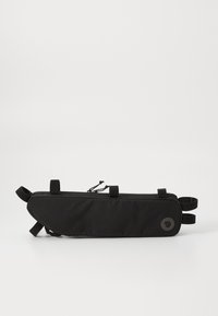 Sac à vélo noir au design épuré, avec une fermeture éclair, des sangles réglables et un logo circulaire sur un côté.