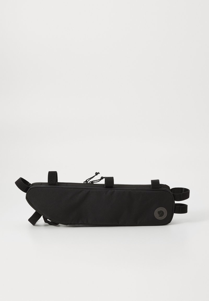 Sac à vélo noir au design épuré, avec une fermeture éclair, des sangles réglables et un logo circulaire sur un côté.
