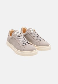 Sneaker in suede grigio con suole in gomma beige, caratterizzate da lacci piatti, punta rotonda e rivestimento interno in tonalità chiara. Logo sulla linguetta.