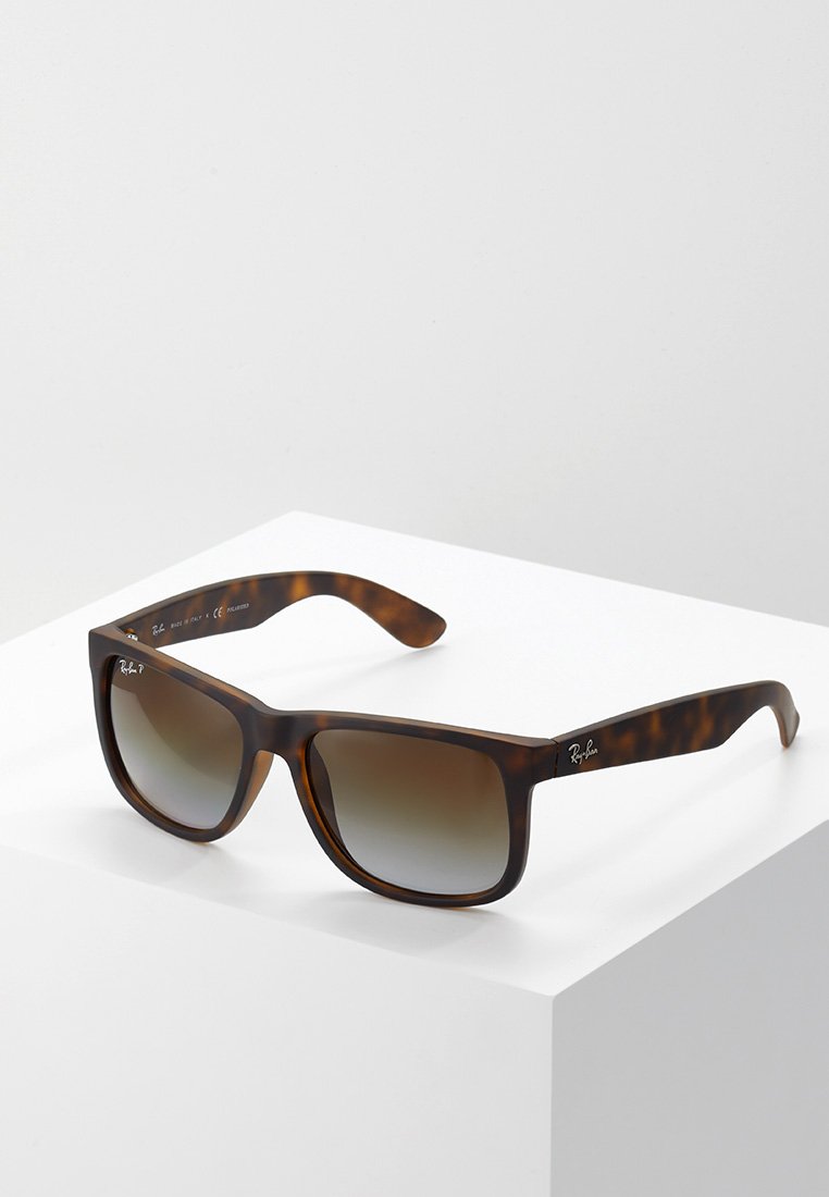 Ochelari de soare Ray-Ban cu ramă din scoică țestoasă, formă pătrată, lentile degrade maro și logo gravat pe braț.