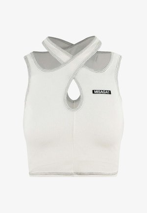 Biały prążkowany crop top z wycięciem w kształcie dziurki, skrzyżowanymi ramiączkami i czarnym logo MISAGA. Posiada kontrastowe detale w przeszyciach.