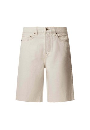 Shorts en denim beige à coupe droite, avec cinq poches, un bouton supérieur et des passants de ceinture. Texture lisse avec des détails de couture subtils.